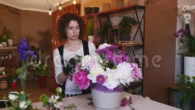 花店，花店，花店布置现代花束，年轻英俊的花店在花店做花束